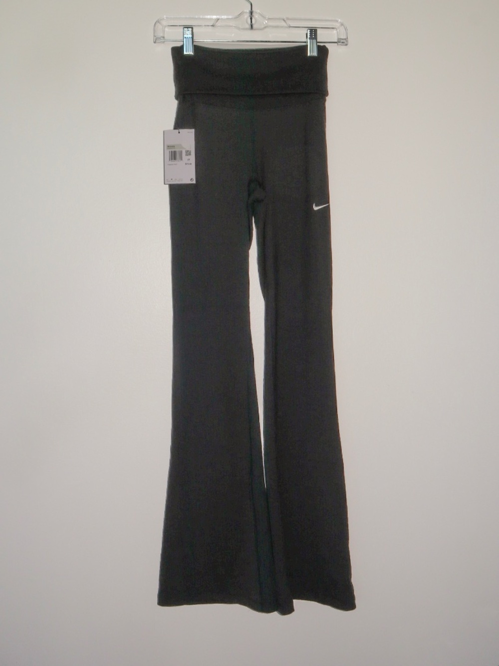 NWT Nike Chill Knit Mini-Rib Foldover Flared Leggings in Black. Size: S